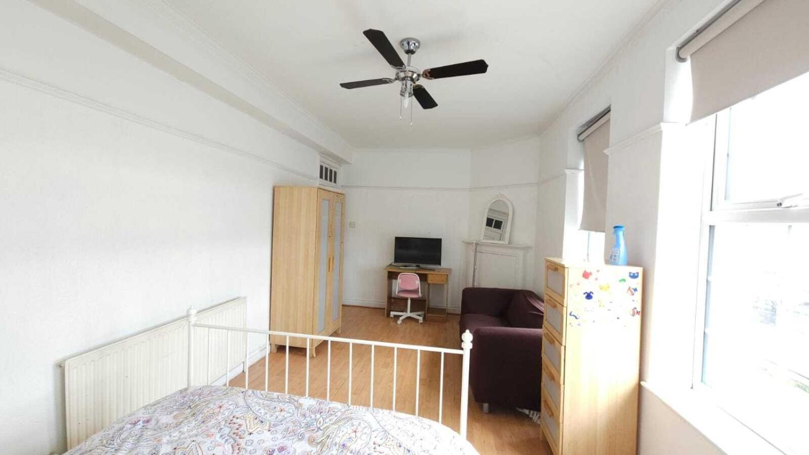 London Edgware Station Apartment Room photo